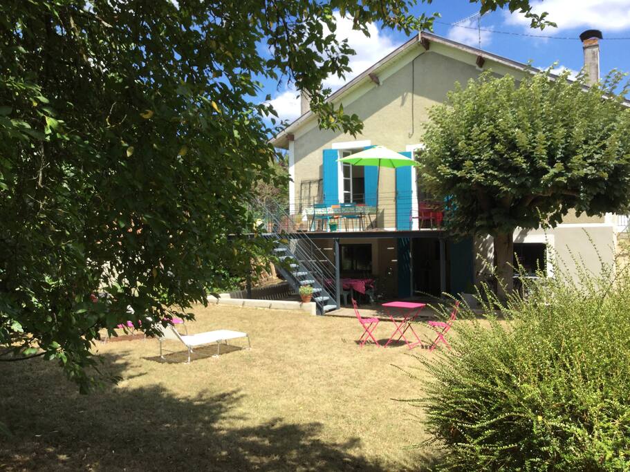 Jardin, vue arrière de la maison.
