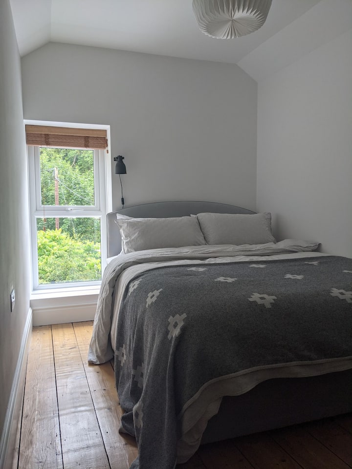 Dormitorio trasero con cama tamaño king extremadamente cómoda.