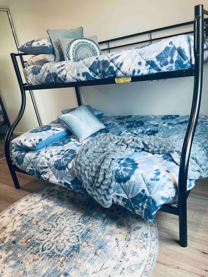 Dormitorio 4: litera individual en la parte superior. 
Litera con cama doble en la parte inferior