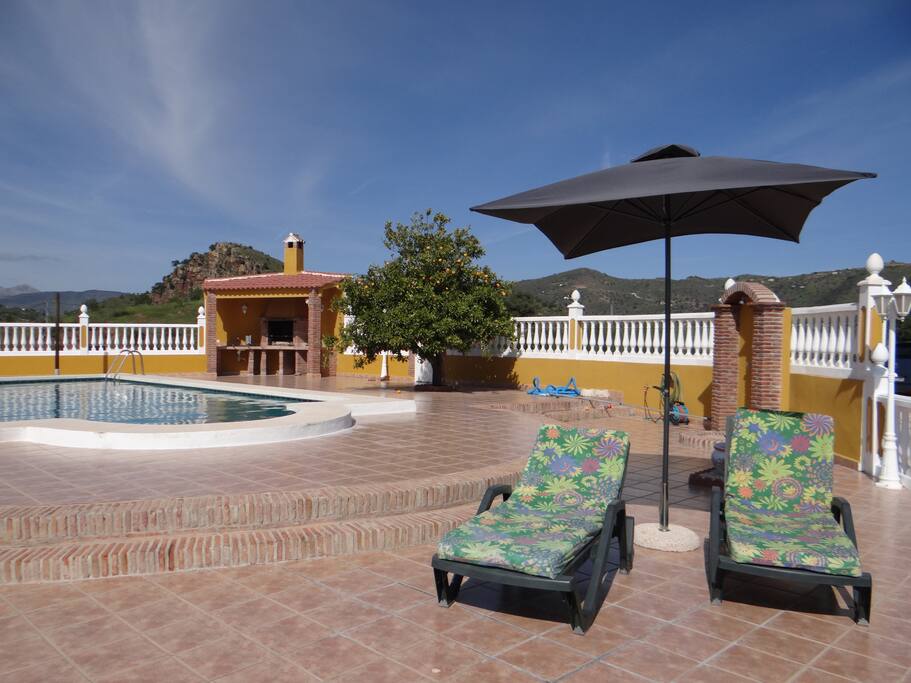 zwembad, terras en BBQ
