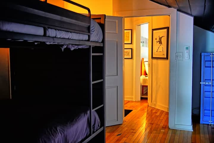 Izba s poschodovou posteľou s manželskou posteľou.