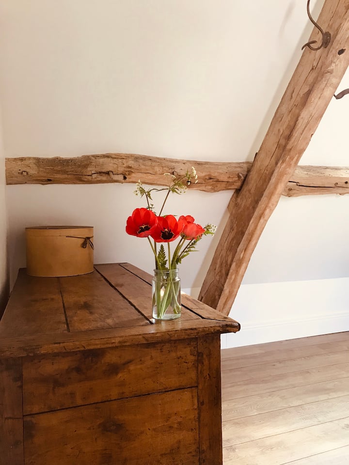 ¡Una cómoda en forma de baúl! Un mueble rústico utilizado para la conservación de la harina y, como amasador, para la fabricación de pan.