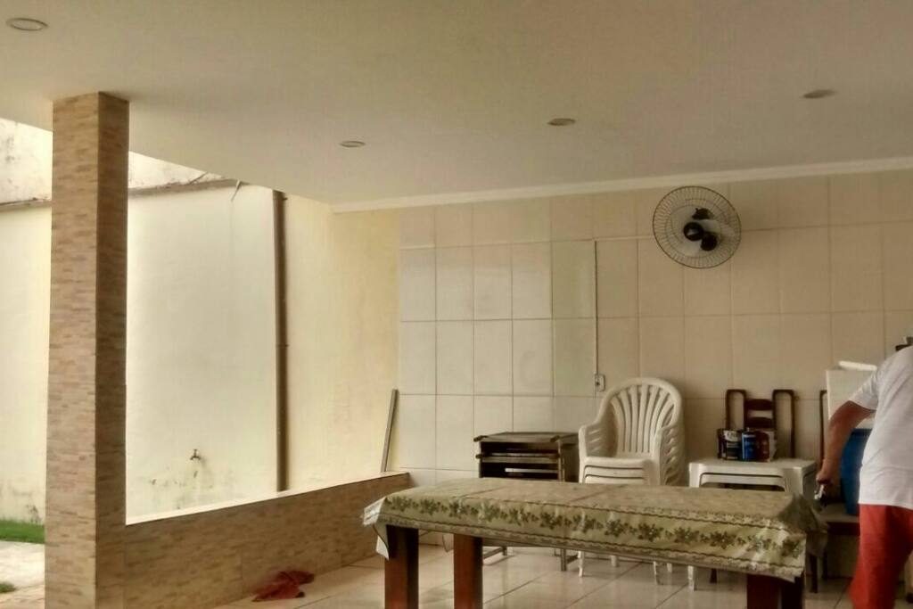 Área de lazer com churrasqueira e banheiro.