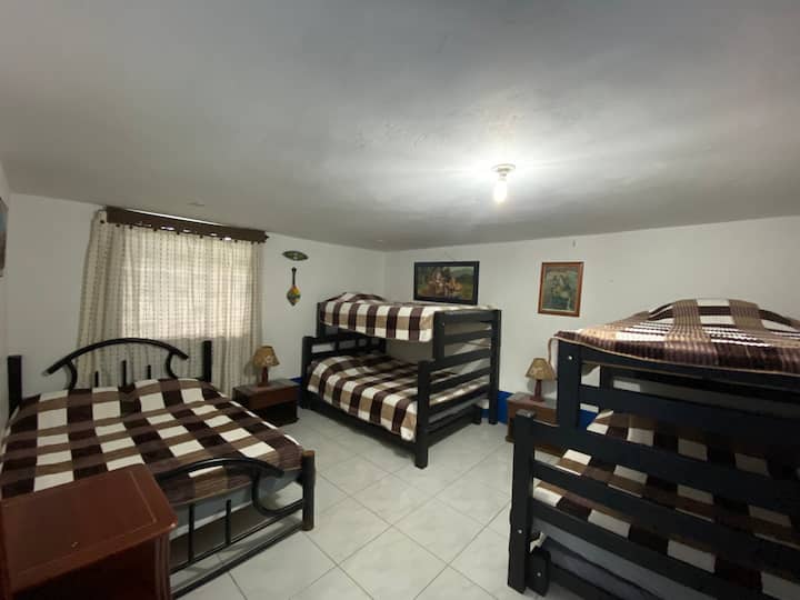 Habitación #4 (equipada con sabanas, cobijas, almohadas, 2 toallas, mesita de noche y mueble)
Opcional camas auxiliares