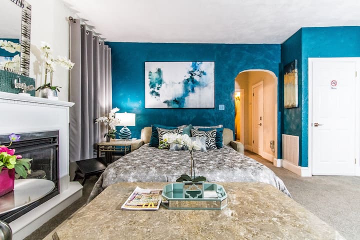 Chic and modern bedroom with aesthetic decor and hues of blue to relax your soul!