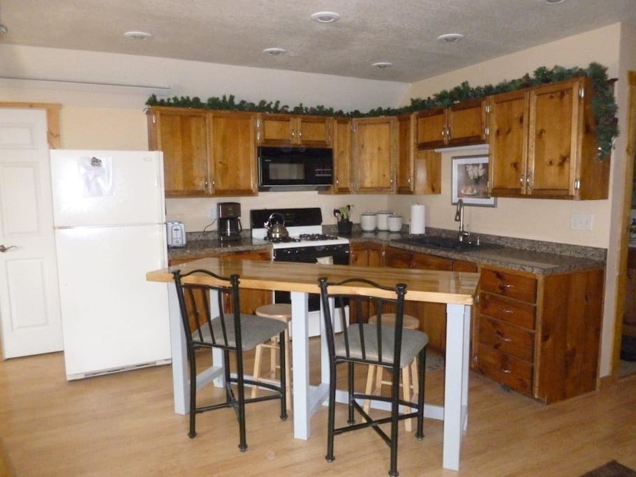 Fully equiped kitchen with island and seating for 4-6.