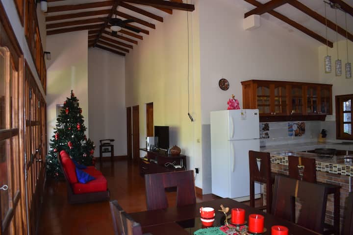 Espaciosa Casa De 3 Habitaciones En Chinandega - Nicaragua