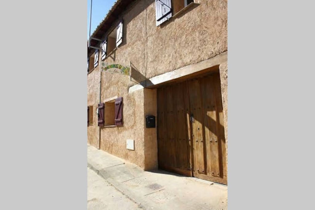 Albergue in a renew building made of mud adobe in the XVI century.