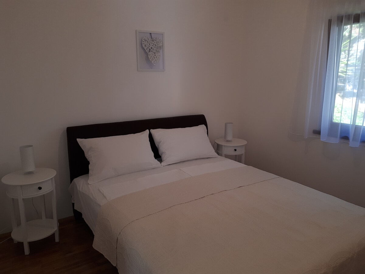 Dormitorio 1 con ventana al tranquilo jardín.