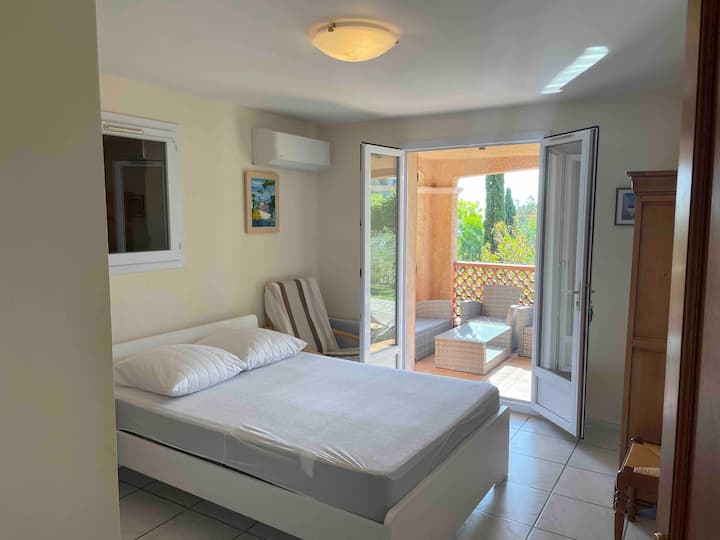 חדר עם מיטה זוגית אחת