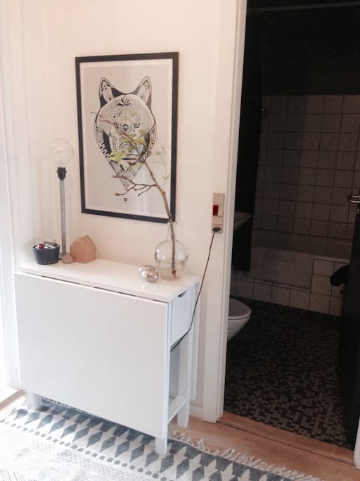 Lys entre byder velkommen. Badekar på toilettet.