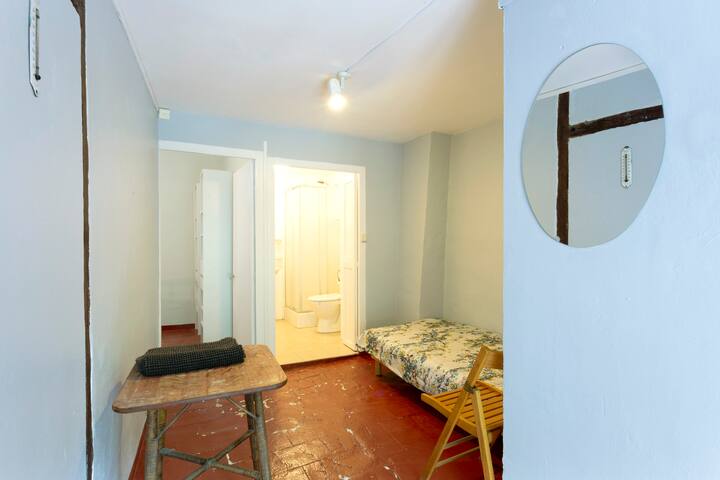 estudio en el segundo piso con cama individual.
el dormitorio principal está fuera del estudio, por lo que es adecuado para estancias familiares