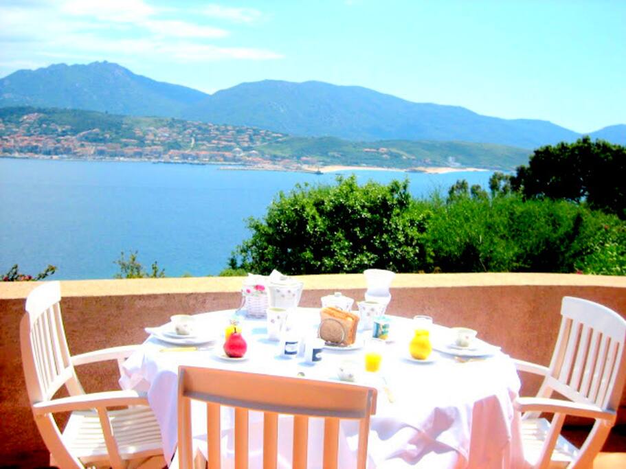 table de petit déjeuner individuelle sur la grande terrasse de la chambre