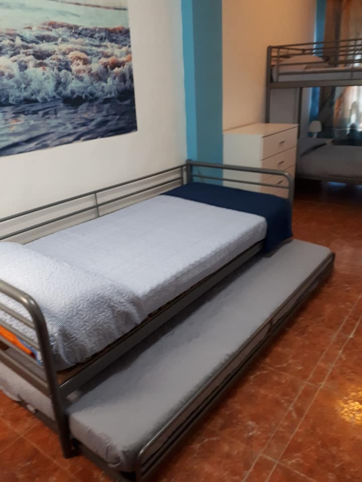 Chumba chenye vitanda vinne