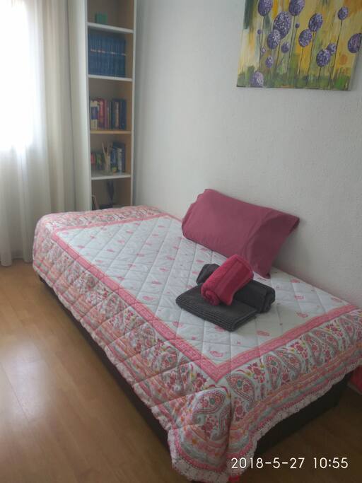 dormitorio: cama cómoda, siempre sábanas limpias, toallas y alfombra de baño, vistas al parque.