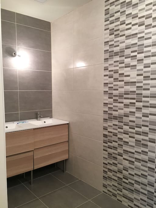 Salle d'eau liée aux 3 chambres.