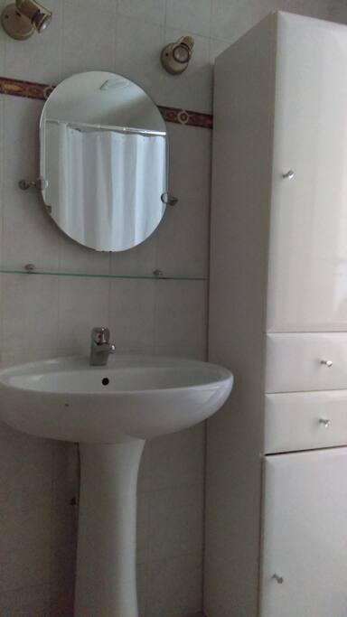Salle d'eau avec douche et WC