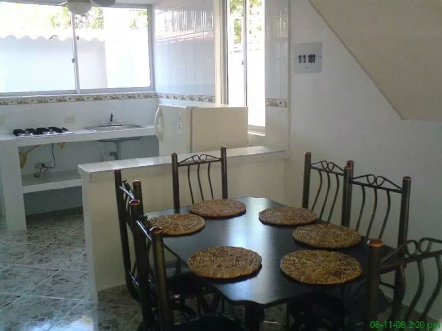 Cómoda y hermosa casa familiar localizada en el Carmen de Apicalá a 2.5 horas de Bogotá, a 15 minutos de Melgar y a 45 minutos de Girardot, de fácil acceso con un excelente clima durante todo el año. Está ubicada dentro de un conjunto privado de 28 casas, que cuenta con piscina y parqueaderos. Cuenta con 2 habitaciones, 2 baños, cocina, sala, comedor, ventiladores, televisión por cable.