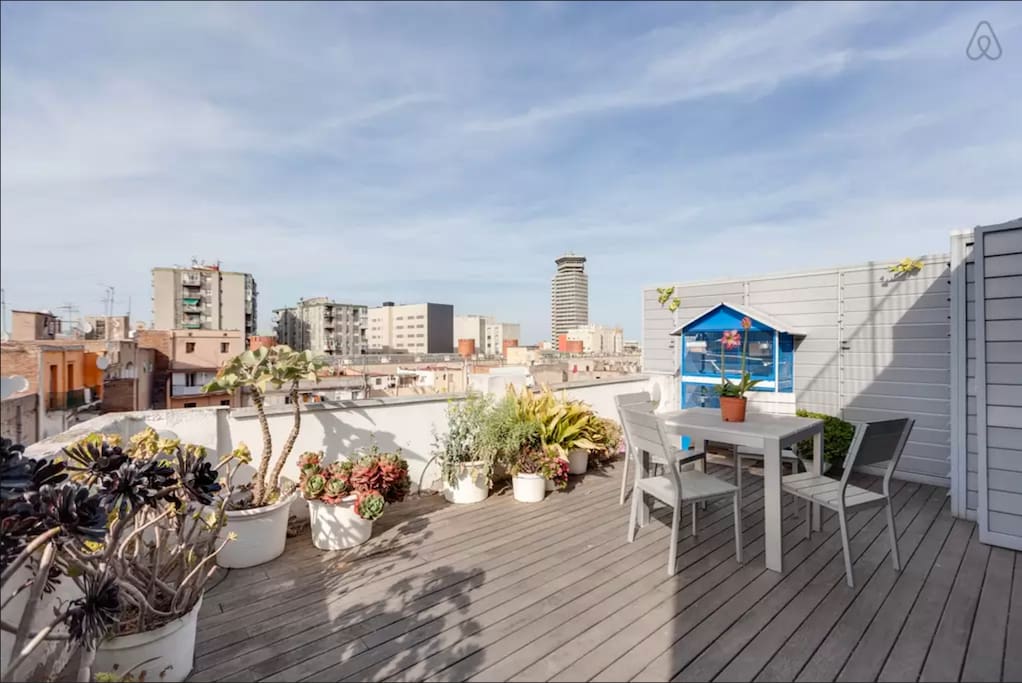 The terrace is spacious enough to enjoy the unblocked view from many places.