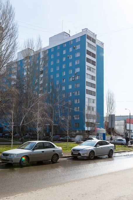 Десятый этаж, вид на три стороны, 100 метров до большого продуктового магазина.
