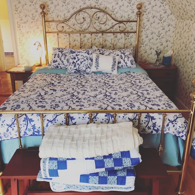 Bedroom with comfy Casper Queen size mattress