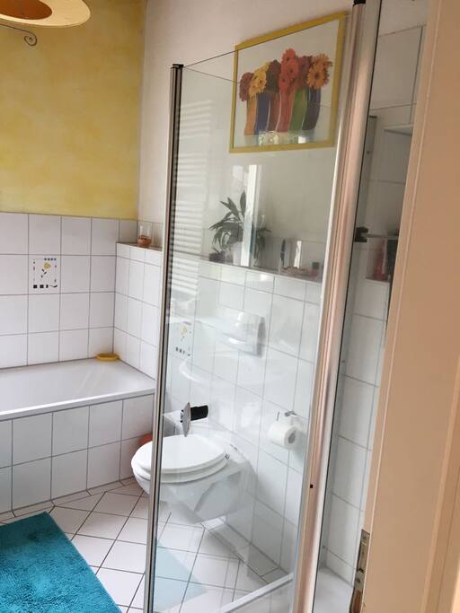 Das Bad dass direkt neben deinem Zimmer gelegen ist
