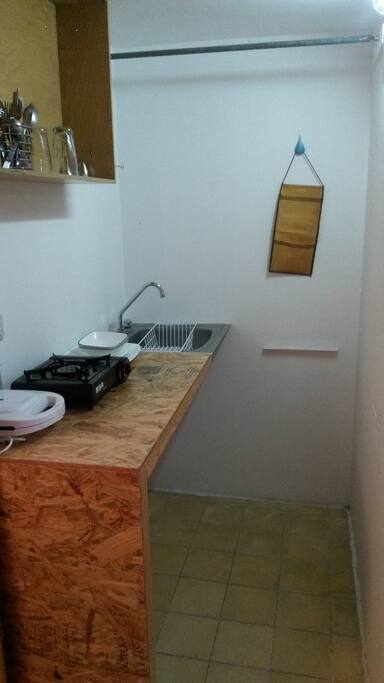 Cocina practica, con lo necesario para desayunar y cenar.