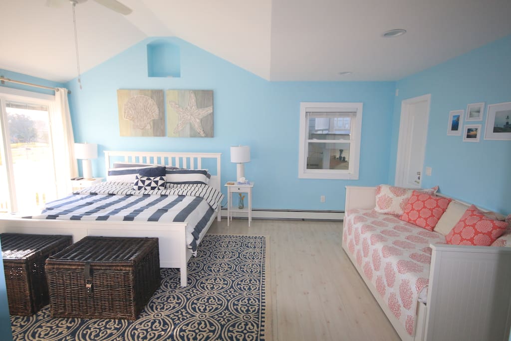 Master bedroom with King bed + daybed (pulls out to sleep 2)