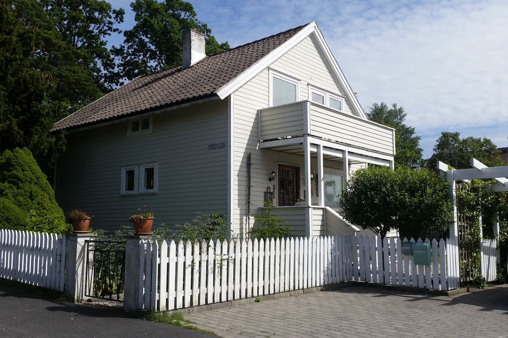 Eiendommen sett fra Fresjeveien og vest