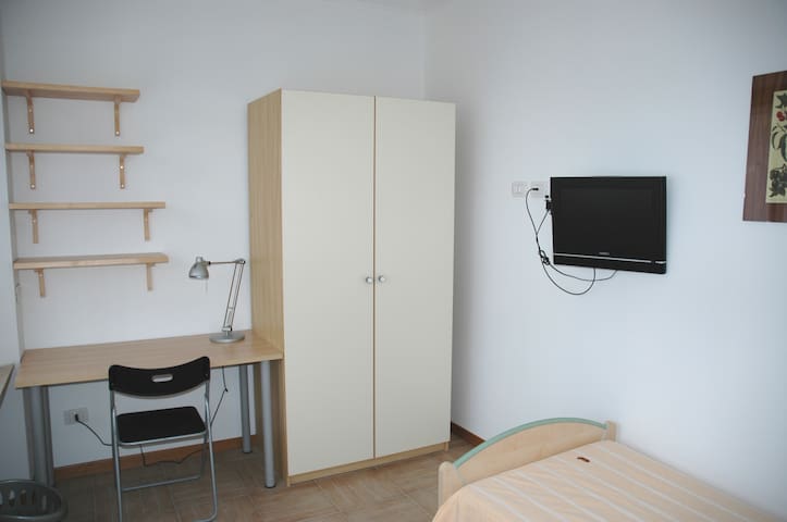 single room -n.1- 10 min. from Siena center by bus