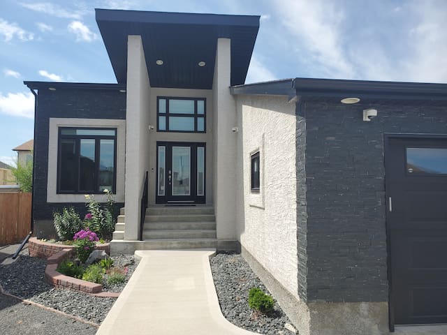 Cheerful 3 bedrooms in amazing basement suite