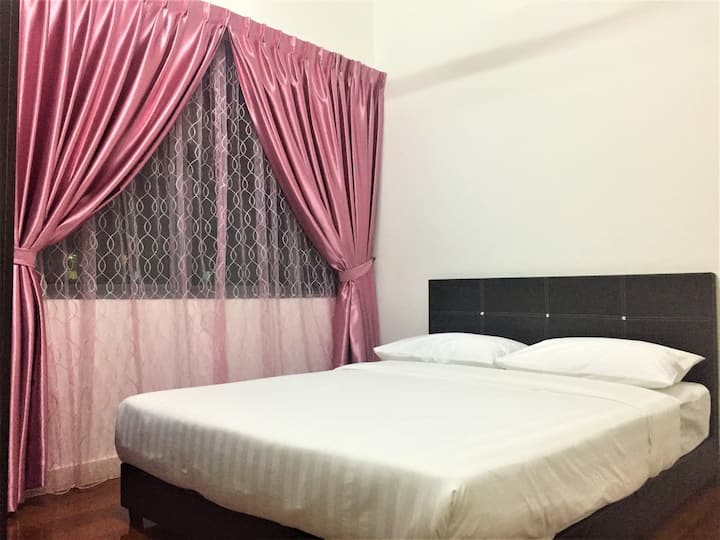 חדר שינה שני עם מיטת קווין סייז וארון בגדים גדול.