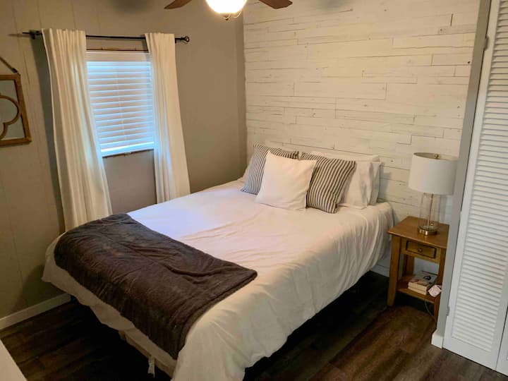 Chambre principale. TV, lecteur DVD, commode.