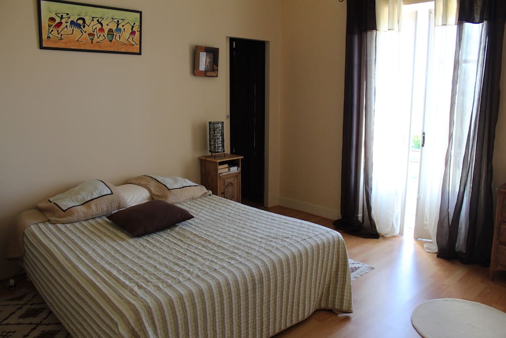 Chambre 1 avec salle de bain et dressing privée