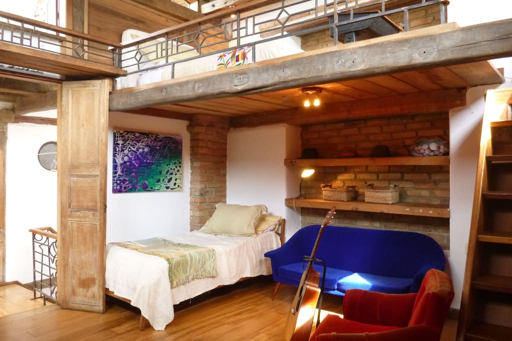 Cama sencilla abajo y doble en el mezzanine.