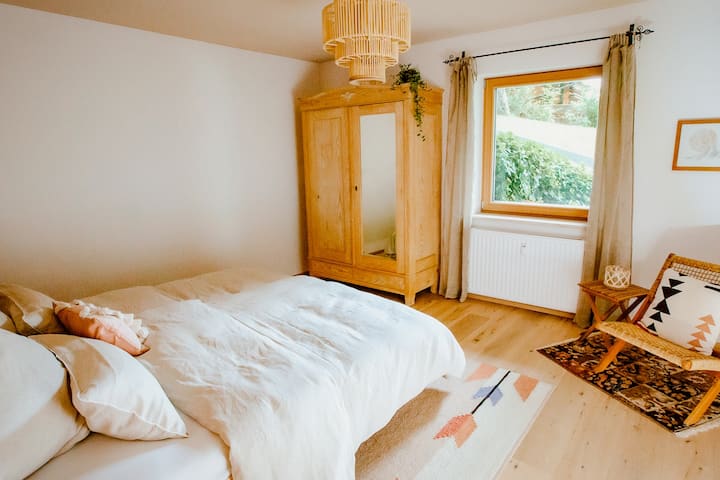 Chumba cha kulala ni sehemu yangu katika fleti. Cozy. Boho hufanya uhusiano na mila ya Allgäu. Lala vizuri!