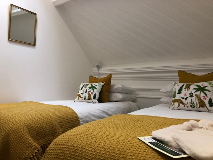 The Jungle Room เตียงเดี่ยว/ซูเปอร์คิงตู้ลิ้นชักพื้นที่แขวนเสื้อผ้าขวดน้ำร้อนสมาร์ททีวีอเมซอนดอท