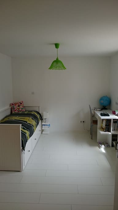 1 chambres de 11m2 avec matelas en 80 (lits gigognes)