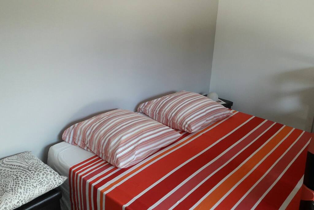 chambre avec salle de bain et wc séparé vu sur un.jardin sans vis a vis vue montagne