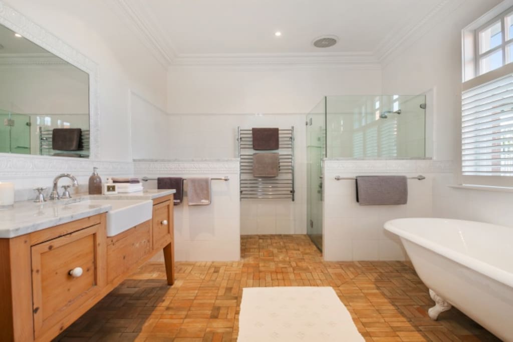 Oversized bathroom - relax in the bath tub and enjoy the heated floor in winter!
