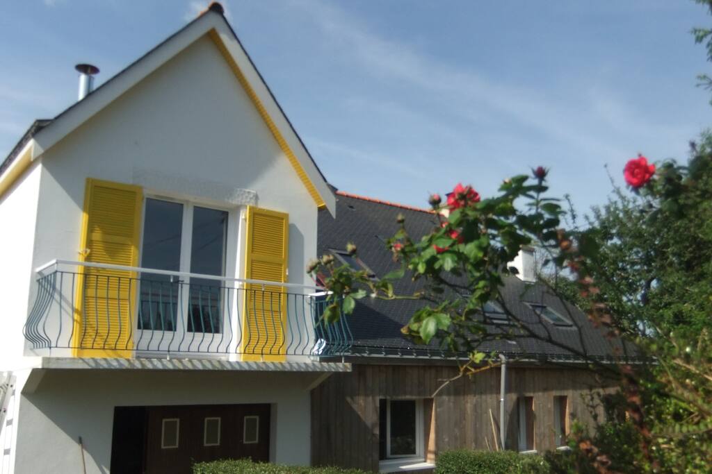 A l'étage, cuisine et séjour donnant sur un balcon