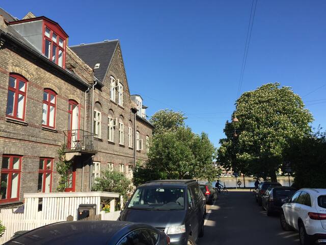 Charming townhouse at the lake in the city center gallery image 4