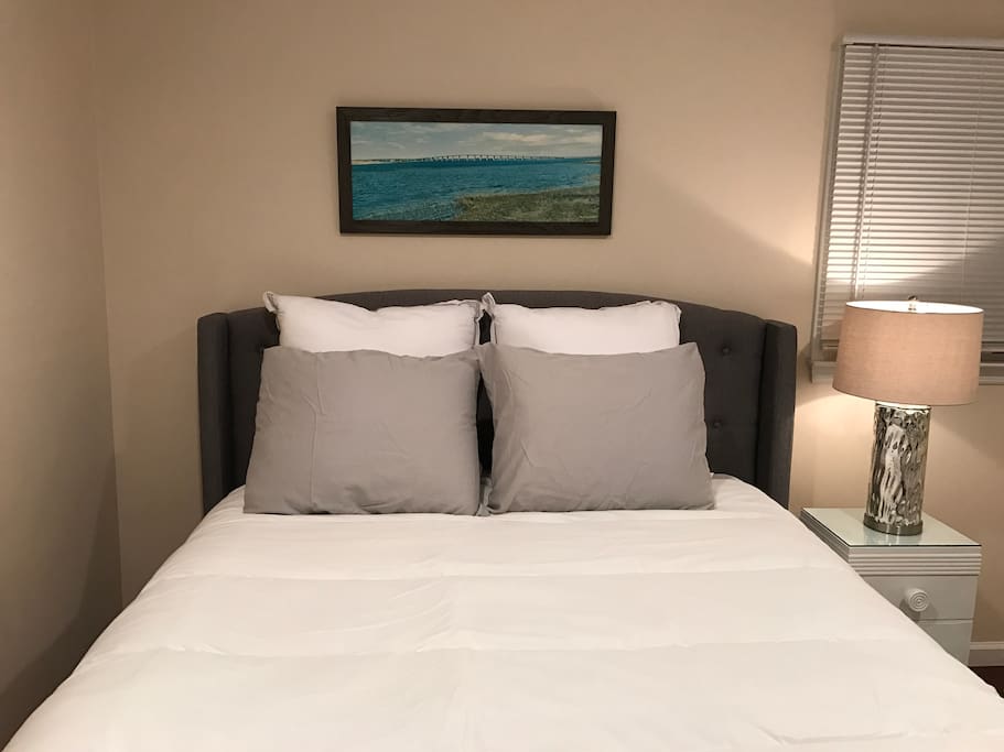 New Queen size Simmons Beauty rest Pillow top bed
