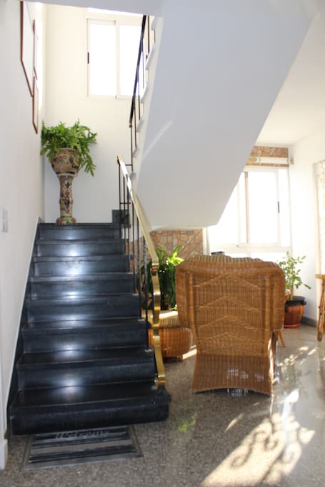 Stairs-Rooms Access/Escaleras-Acceso a las habitaciones