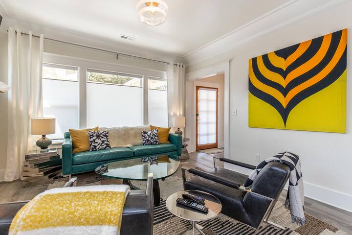 Modern, Sleek & Stylish: 2 blocks from Hawthorne! gallery image 3