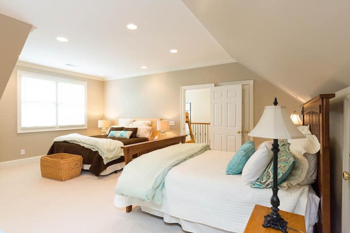 Chumba hiki cha kulala cha ghorofani kina kitanda cha mfalme, malkia na futoni.