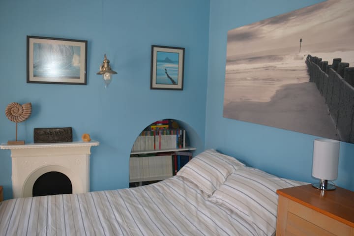 City Centre  bedroom with own bathroom + b'fast