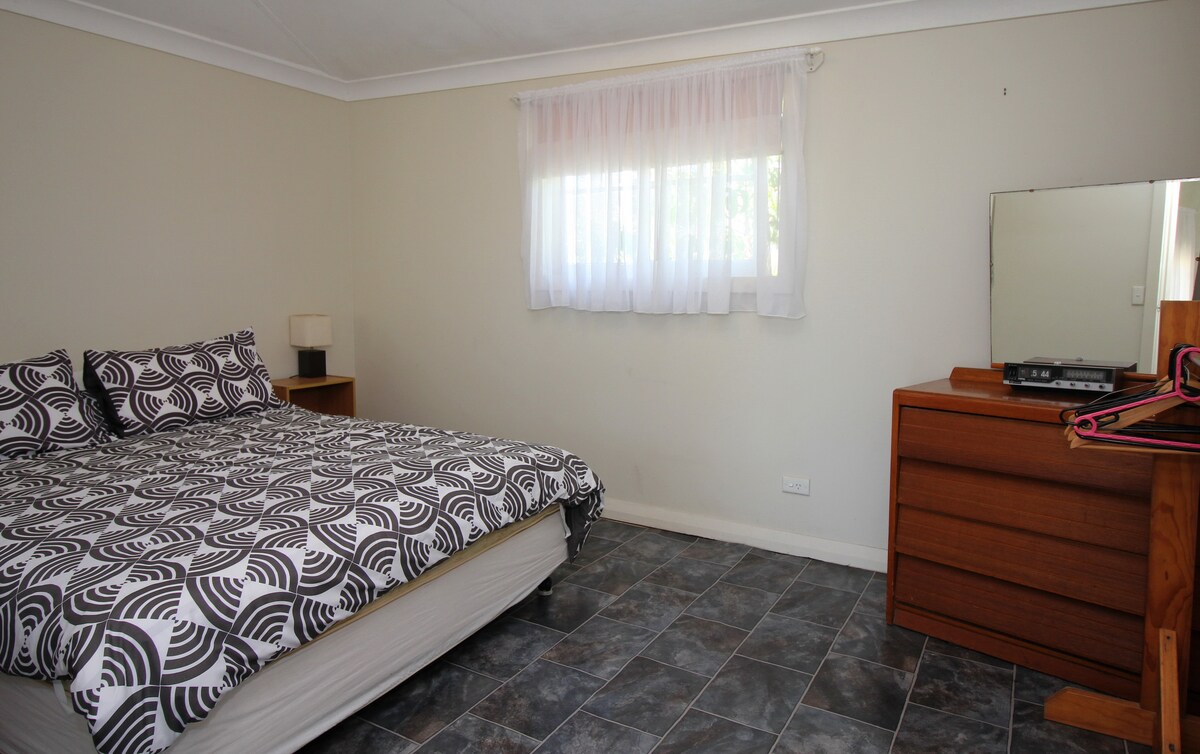 Dormitorio 1 con cama tamaño queen.