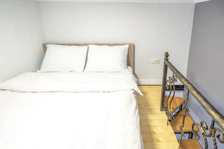 ห้องนอนใต้หลังคา 