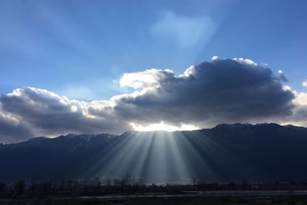 观苍山日落霞光,品人生万景百态。